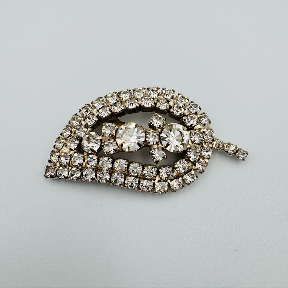 Vntg Clear Rhinestone Silver Tone Leaf  Shaped Brooch/Pendant